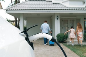 Elektromobilis galėtų uždirbti pinigų, kol jo savininkas miega