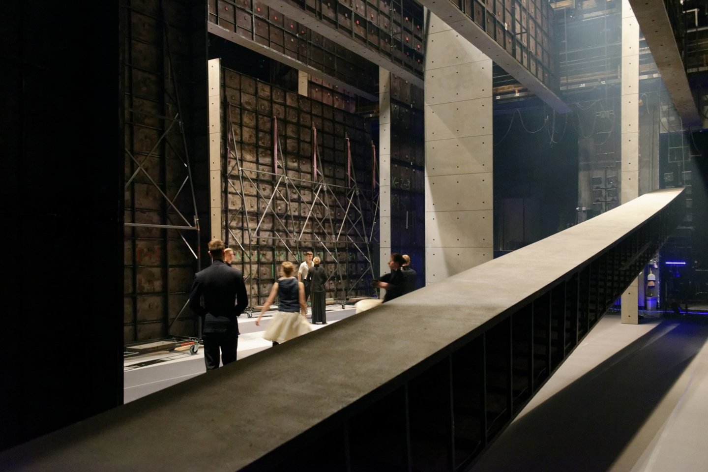 Nuo šio sezono LNOBT atsinaujina grupinės ekskursijos po teatro užkulisius.<br>M.Aleksos nuotr.