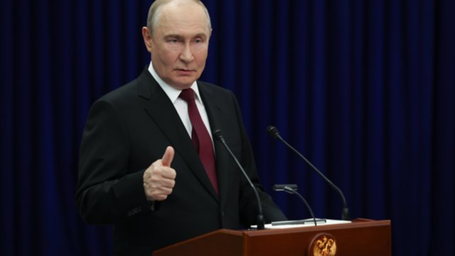 V. Putinas neatmetė kalbų apie galimus smūgius dėl JK ginklų tiekimo Ukrainai: tai karinė paslaptis