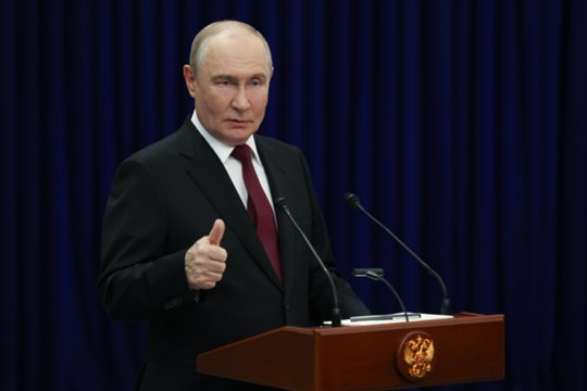 V. Putinas neatmetė kalbų apie galimus smūgius dėl JK ginklų tiekimo Ukrainai: tai karinė paslaptis