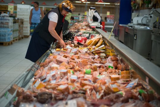 Skubiai įspėja pirkėjus – šiose parduotuvėse galėjote įsigyti užkrėstos mėsos