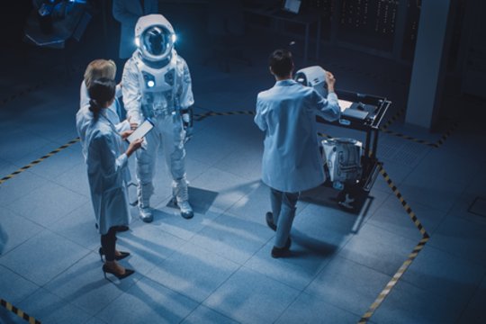 Beveik 7 valandas astronautės prabuvo atvirame kosmose: nutiko tai, kas nebuvo planuota