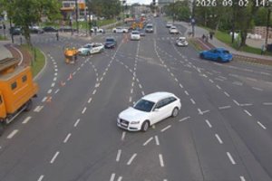 Judrioje Vilniaus sankryžoje sunkvežimis nutraukė troleibuso laidus - susiformavo didžiulės spūstys