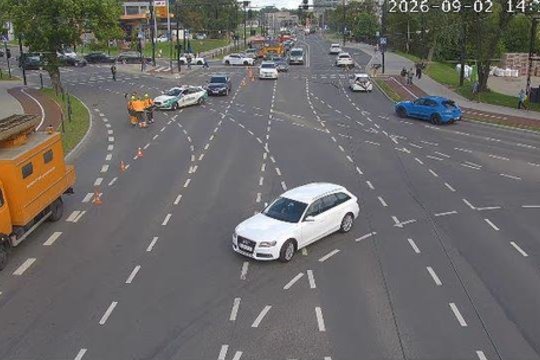 Judrioje Vilniaus sankryžoje sunkvežimis nutraukė troleibuso laidus - susiformavo didžiulės spūstys