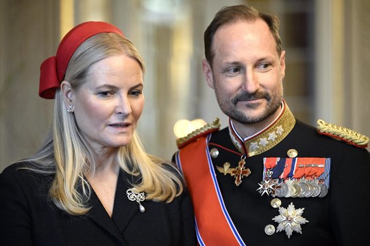 Vos prisiekusio karaliaus Hokono VIII šeimoje – nerimas: žmoną pats nuvežė į ligoninę