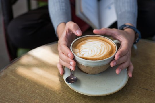 Kartą ir visiems laikams: kava malšina galvos skausmą ar jį sukelia?