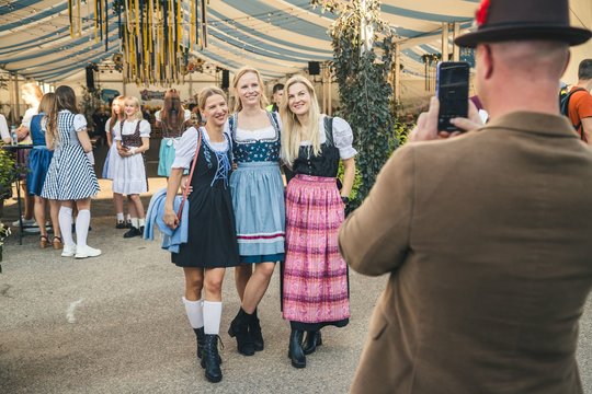 „Oktoberfesto“ apranga – daugiau nei tradicija: kodėl ji keičia visą šventės patirtį