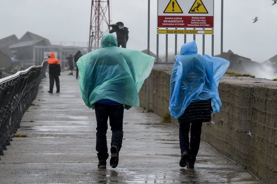 Savaitės pabaiga atneš audringesnius orus: lis lietus, pūs stiprus vėjas