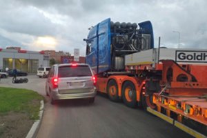 Nagabaritinis vilkikas Klaipėdoje nutrenkė motociklininką