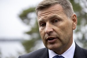 Dėl viešųjų pirkimų skandalo atsistatydina Estijos gynybos ministras