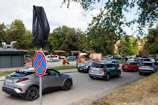 Prie garsaus sostinės turgaus – vairuotojos pyktis: „Pareigūnai tik stovi už krūmų ir laukia nubausti“