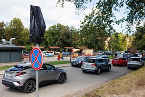 Prie garsaus sostinės turgaus – vairuotojos pyktis: „Pareigūnai tik stovi už krūmų ir laukia nubausti“