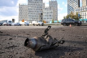 Kyjivą sudrebino sprogimai: dronas pataikė į 9 aukštų gyvenamąjį namą