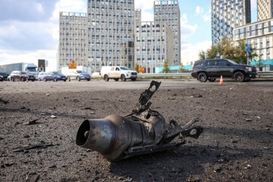 Kyjivą sudrebino sprogimai: dronas pataikė į 9 aukštų gyvenamąjį namą
