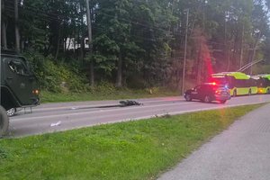 Kaune motociklininkas susidūrė su kariuomenės sunkvežimiu