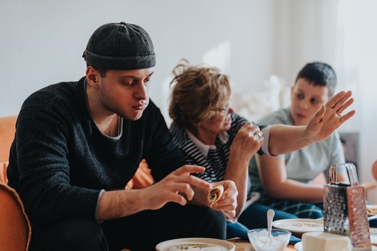 Sūnus negali pamiršti neblaivios mamos žodžių per giminaičių susitikimą: „Šlykštu ir neatleistina“