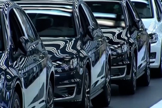Automobilių gamybos milžinė išgyvena krizę: iki dešimtmečio pabaigos panaikins 100 tūkst. darbo vietų