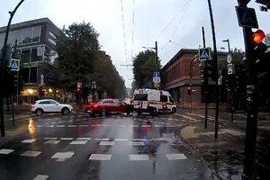 Įjungti švyturėliai nė motais – Kaune GMP automobilį sankryžoje taranavo kita mašina