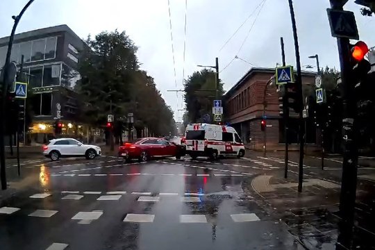 Įjungti švyturėliai nė motais – Kaune GMP automobilį sankryžoje taranavo kita mašina