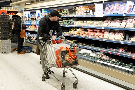 Įspėja dėl parduotuvių lentynose augančių kainų: „Tai – tik pradžia“