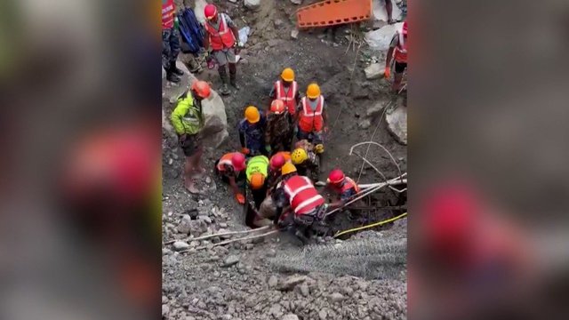 Stebuklas gelbėjimo operacijos Nepale metu: iš 60 metrų gylio ištraukti du gyvi vyrai