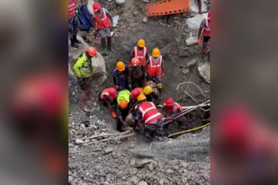 Stebuklas gelbėjimo operacijos Nepale metu: iš 60 metrų gylio ištraukti du gyvi vyrai