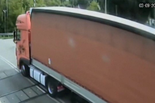 Per plauką nuo mirties: užfiksavo, kaip į pervažoje įstrigusį sunkvežimį rėžėsi traukinys