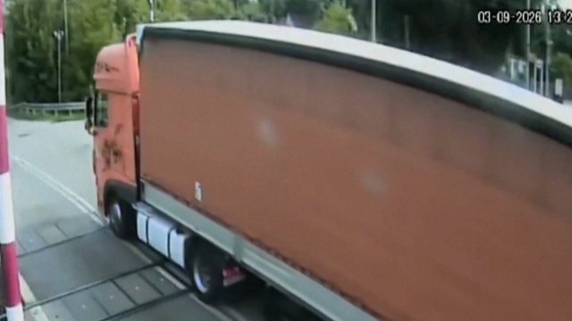 Per plauką nuo mirties: užfiksavo, kaip į pervažoje įstrigusį sunkvežimį rėžėsi traukinys