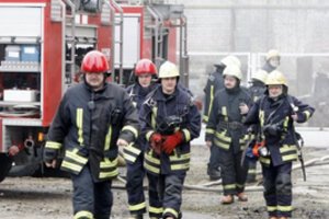 Šiaulių r. didžiulis gaisras nusiaubė stiklo pluošto įmonę – buvo sutelktos gausios pajėgos