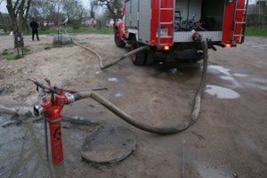 Utenos bendrabučio koridoriuje nežinomi piktadariai sudegino seną šaldytuvą