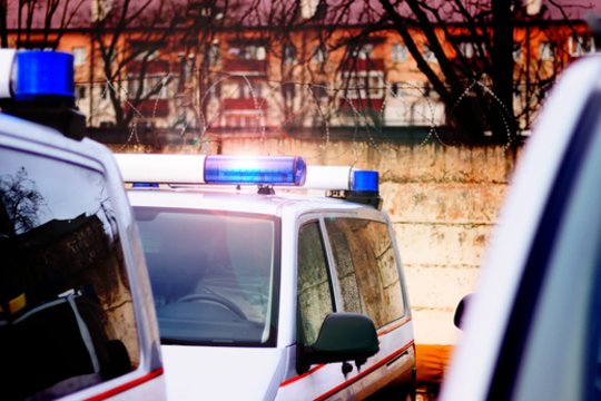 Anglijoje naujagimė rasta su 15 dūrių: tarp penkių kaltinamųjų – ir jos mama