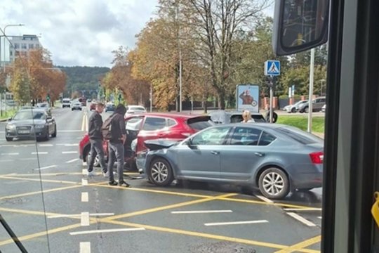 Avarija Vilniuje smarkiai sutrikdė visuomeninio transporto eismą – nukentėjo moteris