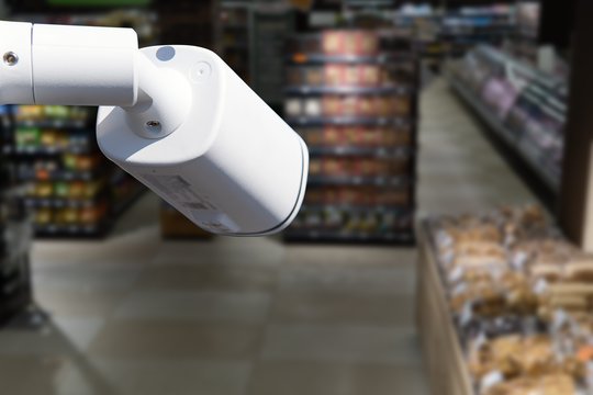 Prekybos centro darbuotoja šokiravo: išvydo, ką darė šaldytų produktų skyriuje