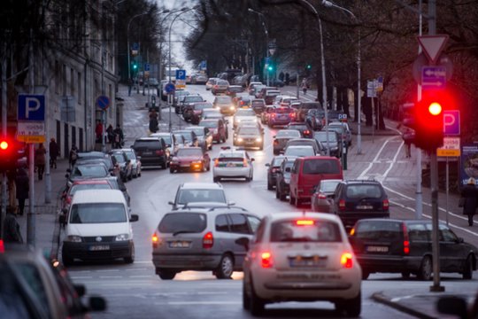 Vyriausybė nepritaria siūlymui automobilio pirkimo kainai priskirti jo registracijos, remonto išlaidas