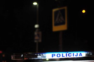 Užpuolimo tokiu paros metu niekas nesitikėtų: vilnietis apiplėštas daugiabučių kiemuose