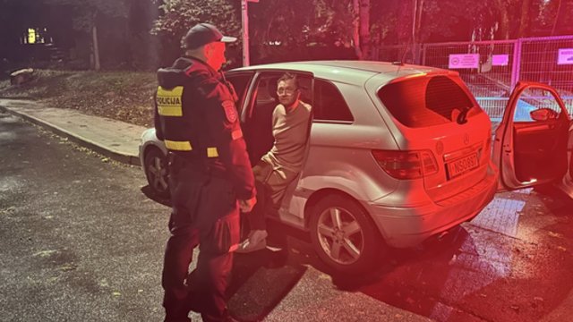 Vaizdai iš reido sostinės gatvėse: nuo policijos bandęs sprukti bėglys vos nesuvažinėjo grupės žmonių