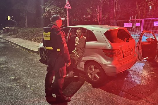 Vaizdai iš reido sostinės gatvėse: nuo policijos bandęs sprukti bėglys vos nesuvažinėjo grupės žmonių