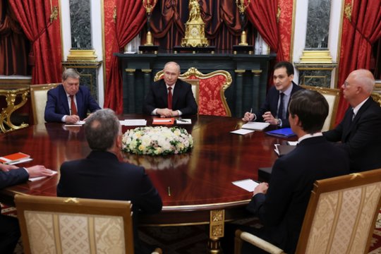 Pamatykite: JAV pasiuntinių susitikimas Kremliuje su V. Putinu