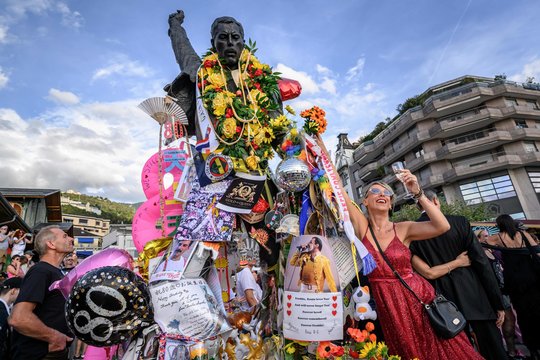 Gerbėjai atšventė 80-ąjį Freddie Mercury gimtadienį