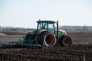 Ūkininkai po audros fiksuoja vis didesnę žalą, nerimaujama ir dėl žieminių javų sėjos