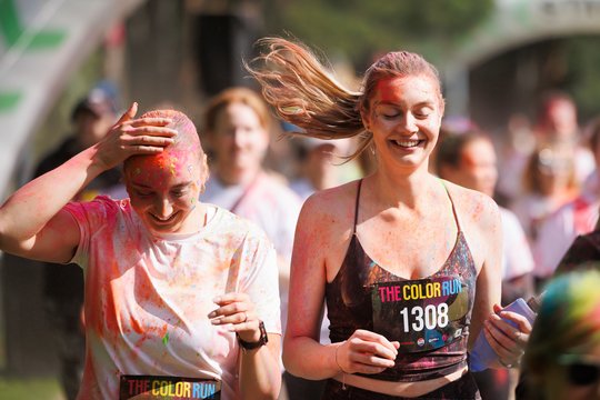 Vilniuje – žymusis „The Color Run“ bėgimas: šimtai dalyvių paskendo spalvose