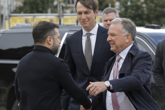 Pamatykite: JAV pasiuntiniai Jaredas Kushneris ir Steve'as Witkoffas – Kyjive