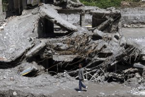 Niokojančių potvynių Himalajuose aukų skaičius išaugo iki beveik 1,4 tūkst.