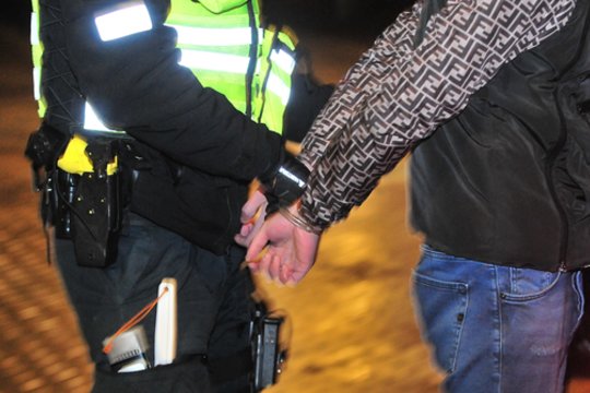 Utenoje policijai įkliuvo vyras, kurio automobilyje rasti 89 paketėliai su kvaišalais
