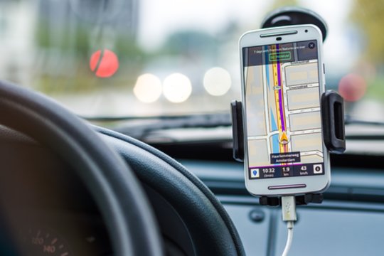 Telefonas automobilyje kraunasi lėtai dėl dažnai nepastebimos priežasties