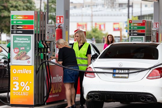 Savaitė vairuotojams prasidėjo degalų kainų pokyčiais: pabrangimo nepamatyti neįmanoma