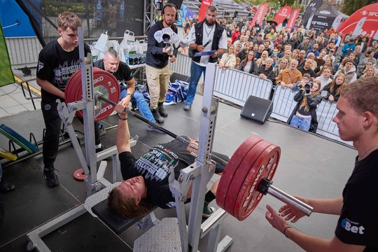 Įspūdingas rekordas: Vilniaus centre išspausta net 280 kilogramų štanga