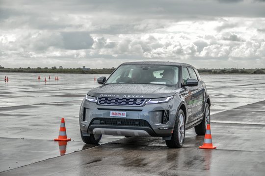 „Jaguar Land Rover“ naikina 4 tūkst. darbo vietų