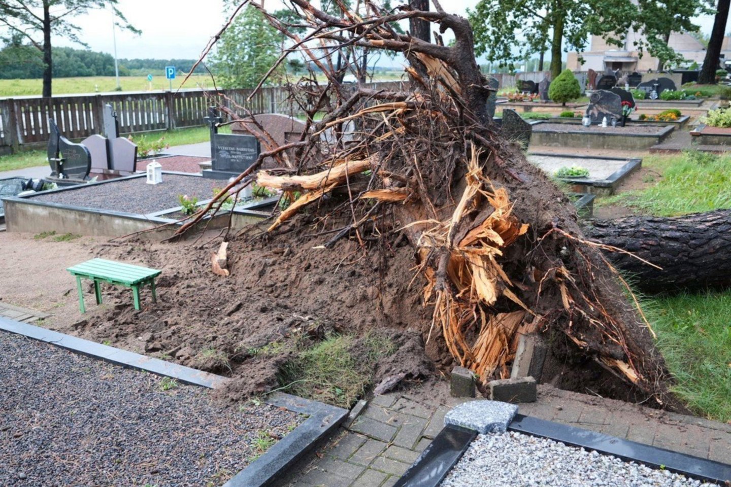 Audra nusiaubė ir Panevėžio kapines.<br>V. Bieliūno/jp.lt nuotr.