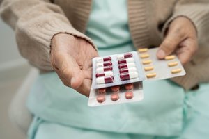 Nuo ankstesnio gydymo liko antibiotikų? Įspėja, kodėl nereikėtų jų vartoti vėl susirgus